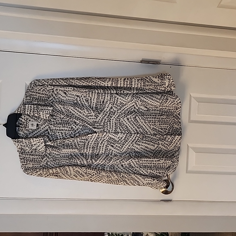 Cabi black/white print split back blouse.
